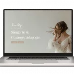 Laptop mit elegantem Webdesign für eine Sängerin