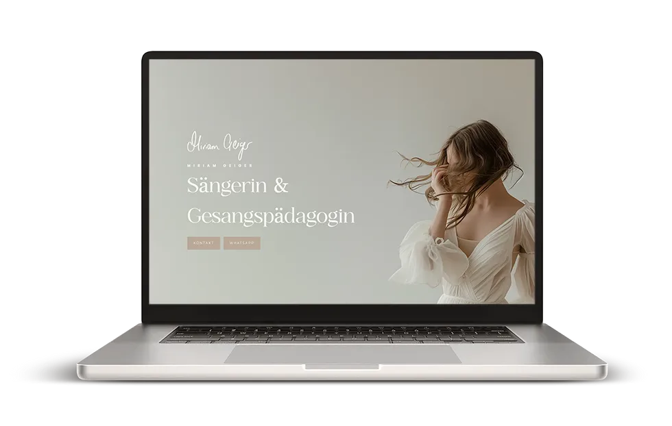 Laptop mit elegantem Webdesign für eine Sängerin