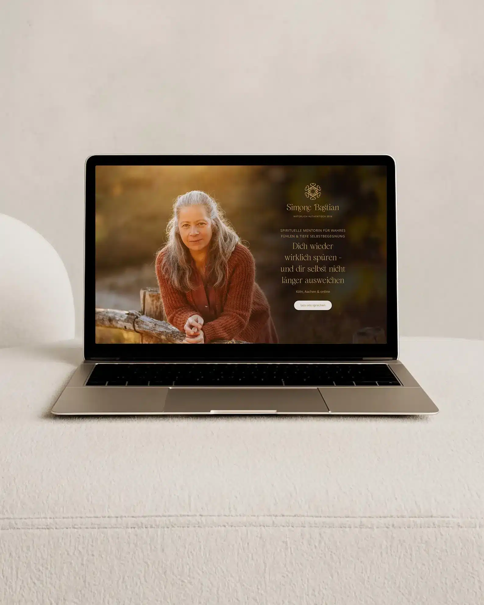 Spirituelles Webdesign für Coaches & Therapeuten | Bild einer schönen älteren Coachin, MockUp eines Laptops mit bildschöner Website CELA