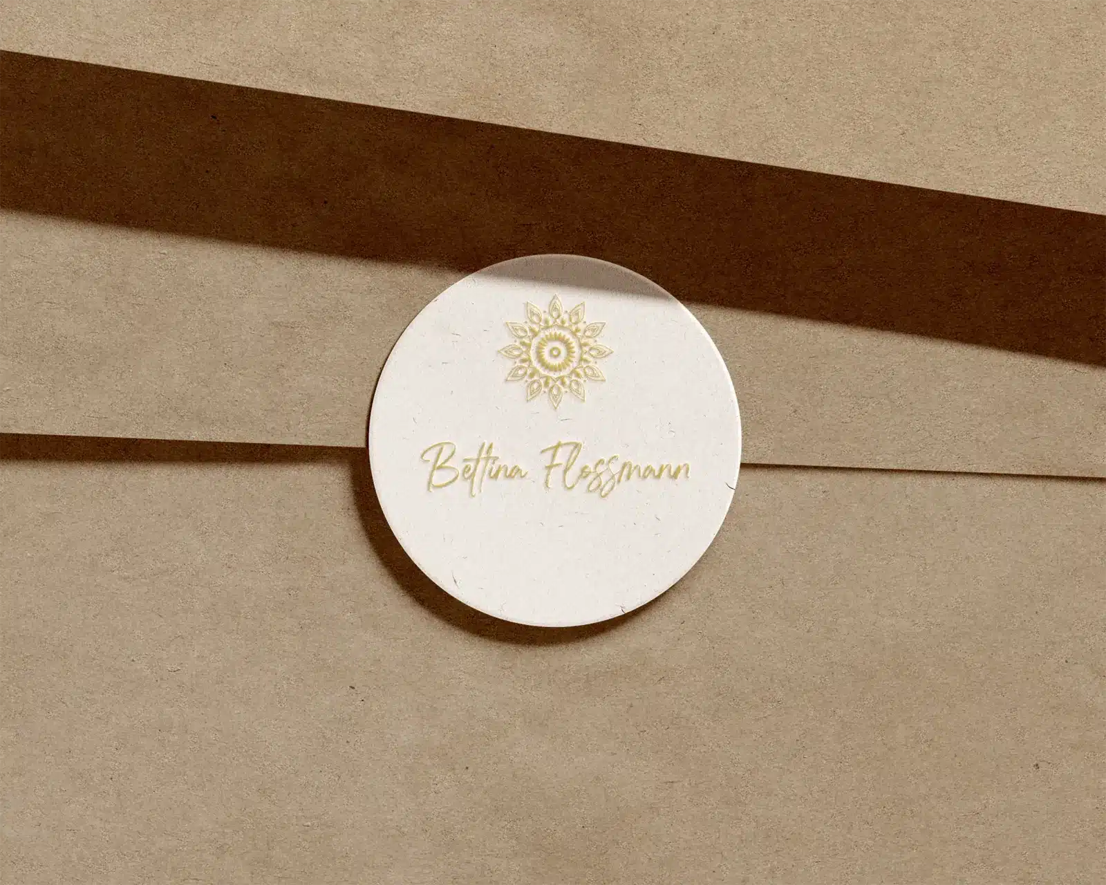 Branding für Bewusstseins-Coaching – Logo von Bettina Flossmann als Letterpress-Prägung