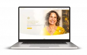 Webdesign Bewusstseins-Coaching – Laptop Startseite Bettina Flossmann Webdesign für Bewusstseins-Coaching – Startseite von Bettina Flossmann auf dem Laptop